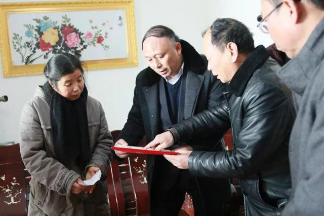 向他致敬！倒在扶貧攻堅一線的工會好干部胡學(xué)發(fā)