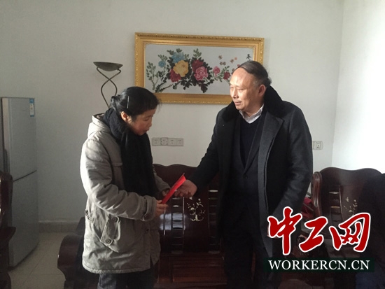 江西省總工會(huì)領(lǐng)導(dǎo)慰問勞模胡學(xué)發(fā)遺屬