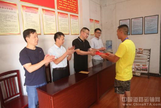 萍鄉(xiāng)長(zhǎng)運(yùn)開展向“見義勇為、舍己救人”好司機(jī)寧敏同志學(xué)習(xí)活動(dòng)