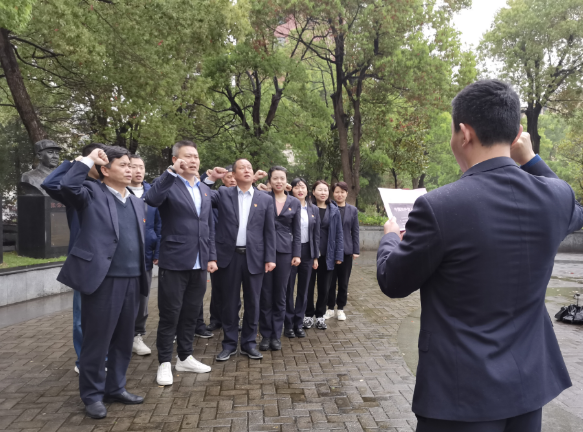 都市城際公交 旅游客運(yùn)分公司黨支部開(kāi)展“緬懷革命先烈,傳承紅色基因”祭掃活動(dòng)