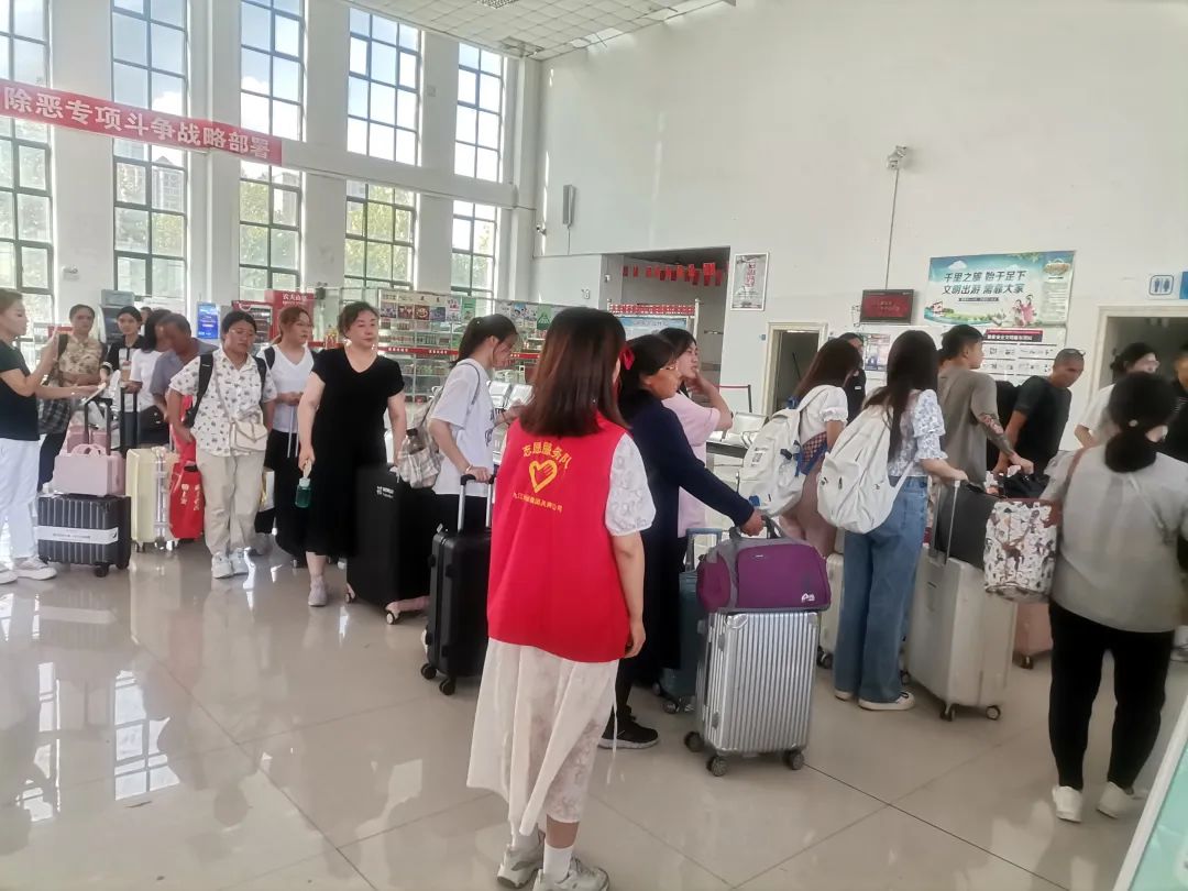 九江長(zhǎng)運(yùn):新生接送車直通校園 為開學(xué)季保駕護(hù)航