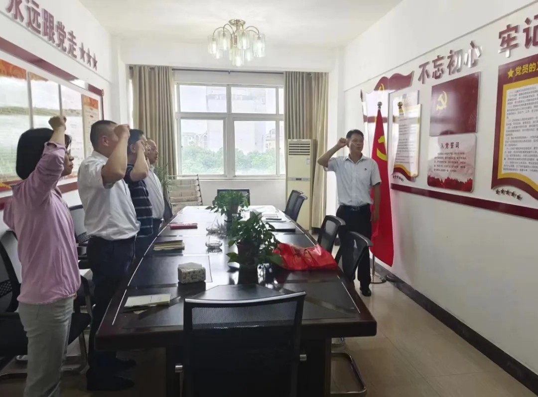 撫州長運(yùn):黎川分公司黨支部開展“政治生日”活動(dòng)