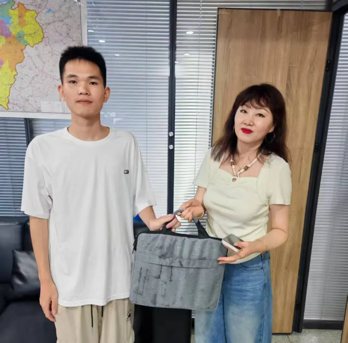 都市城際公交：學(xué)子大意丟電腦 司機(jī)拾獲守誠信