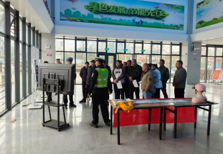 含山長(zhǎng)運(yùn)聯(lián)合縣交警大隊(duì)開展“全國(guó)交通安全日”主題宣傳活動(dòng)