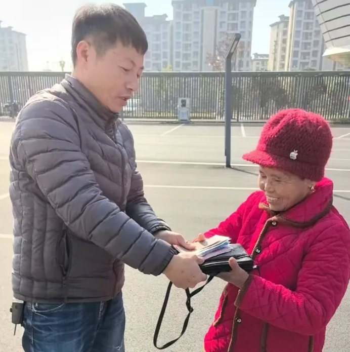 撫州長運(yùn)：城際公交司機(jī)拾金不昧 七旬老人暖心致謝
